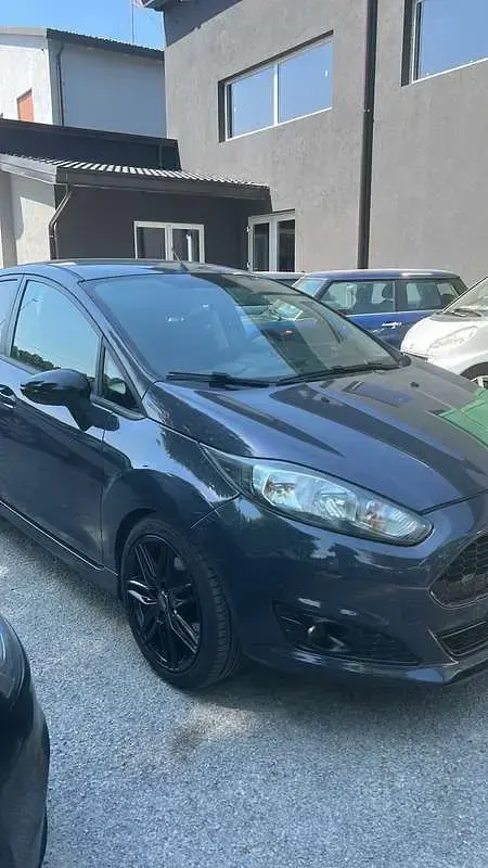 Usata Ford Fiesta Ghia 69 CV (50 kW) 2013 Berlina