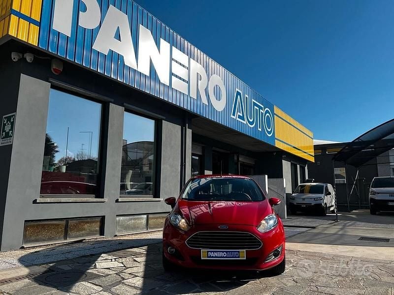 Usata Ford Fiesta Titanium 95 CV (69 kW) 2017 Rosso Berlina