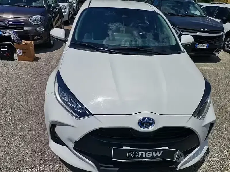 Usata Toyota Yaris Hybrid Trend 92 CV (67 kW) 2021 Bianco Berlina