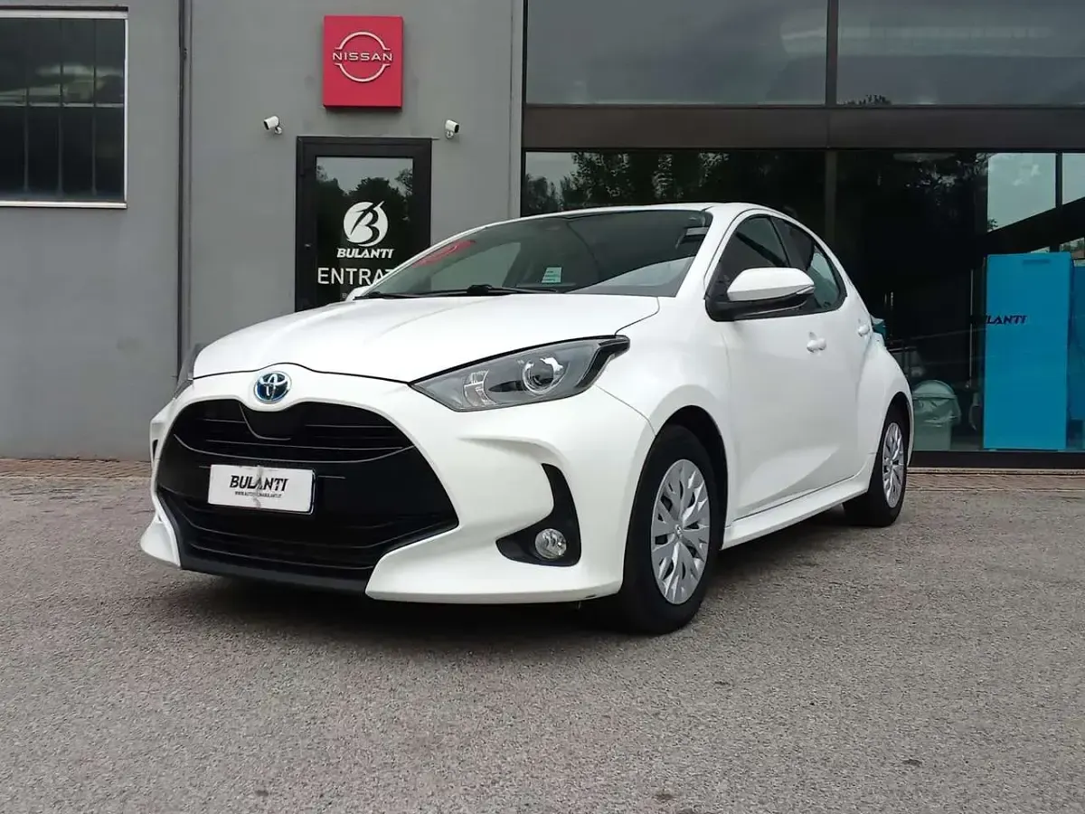 Gebraucht Toyota Yaris Hybrid Business Edition 92 PS (67 kW) 2022 Weiß Limousine