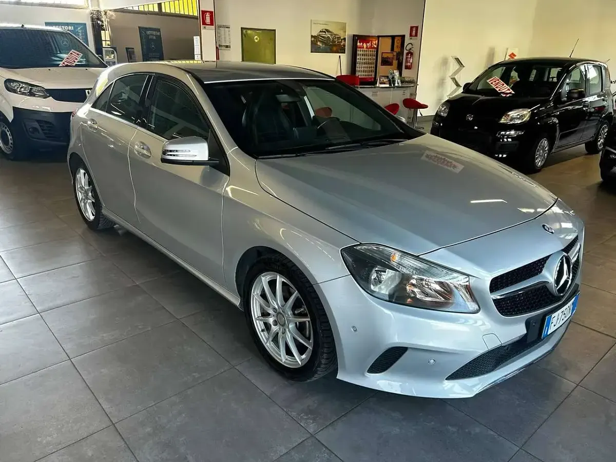 Usata Mercedes A180 122 CV (89 kW) 2016 Argento Berlina
