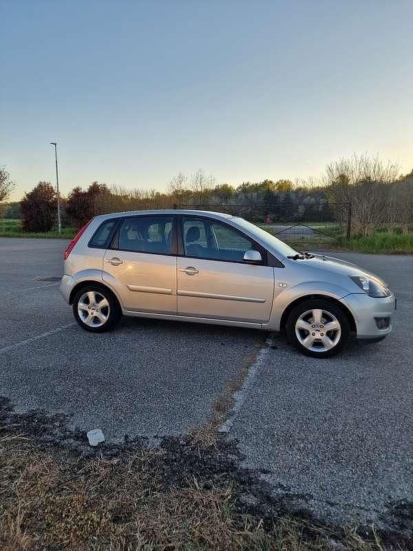 Usata Ford Fiesta Titanium 68 CV (50 kW) 2007 Utilitaria