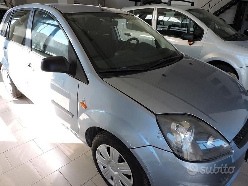 Usata Ford Fiesta 68 CV (50 kW) 2006 Blu Utilitaria