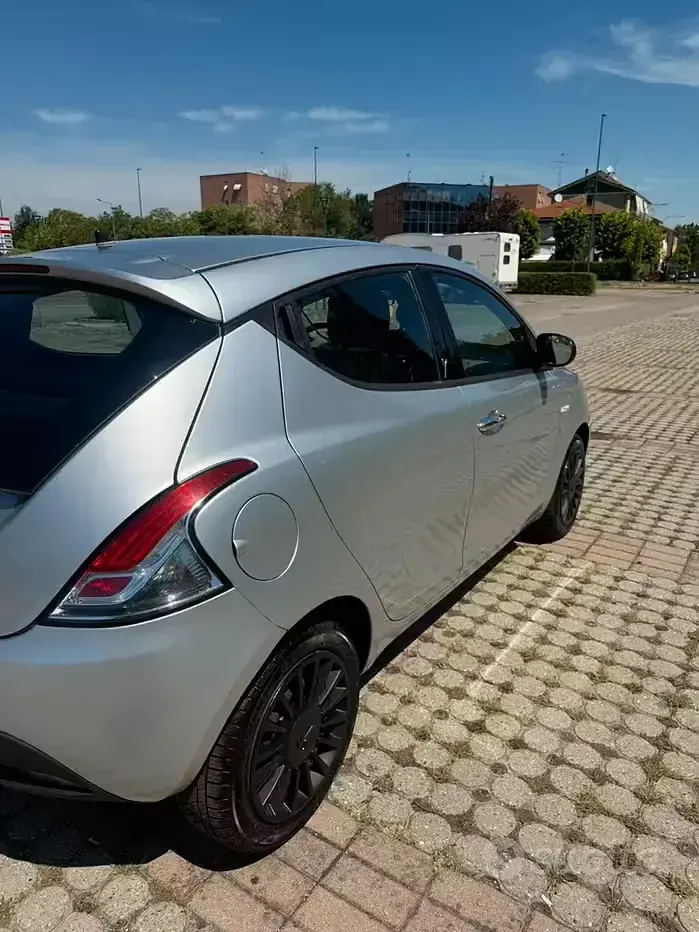 Usata Lancia Ypsilon Gold 69 CV (50 kW) 2012 Grigio Utilitaria