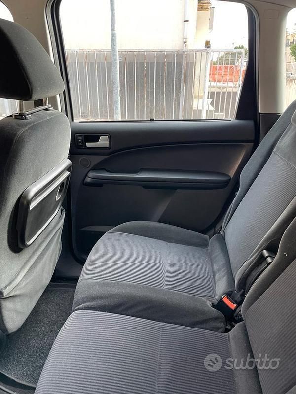 Begagnad Ford Focus 110 HK (80 kW) 2004 Grå Minibuss