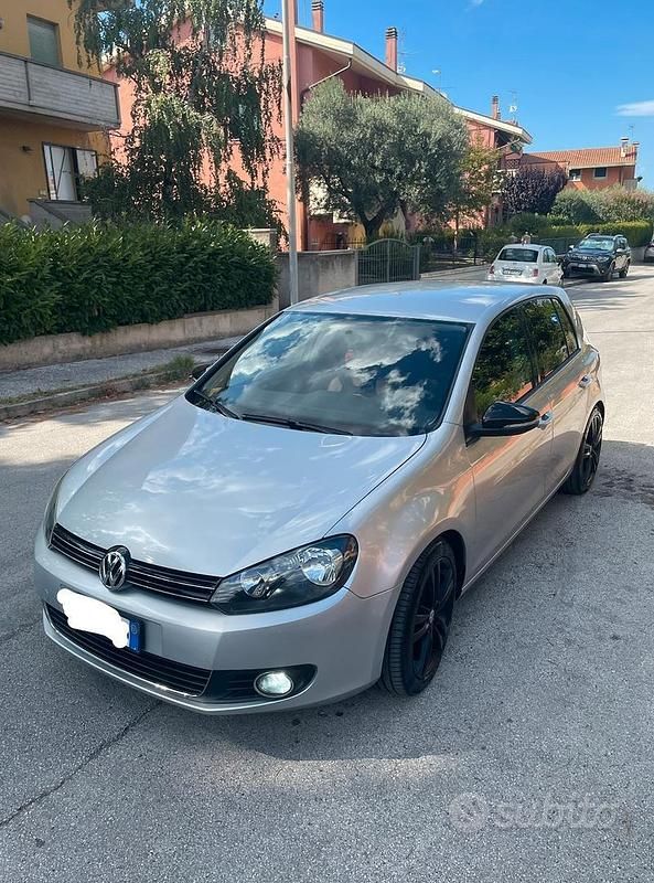 Grigio Usata 2011 VW Golf VI Due volumi | 7500 € (Buon prezzo) - Immagine 1/4