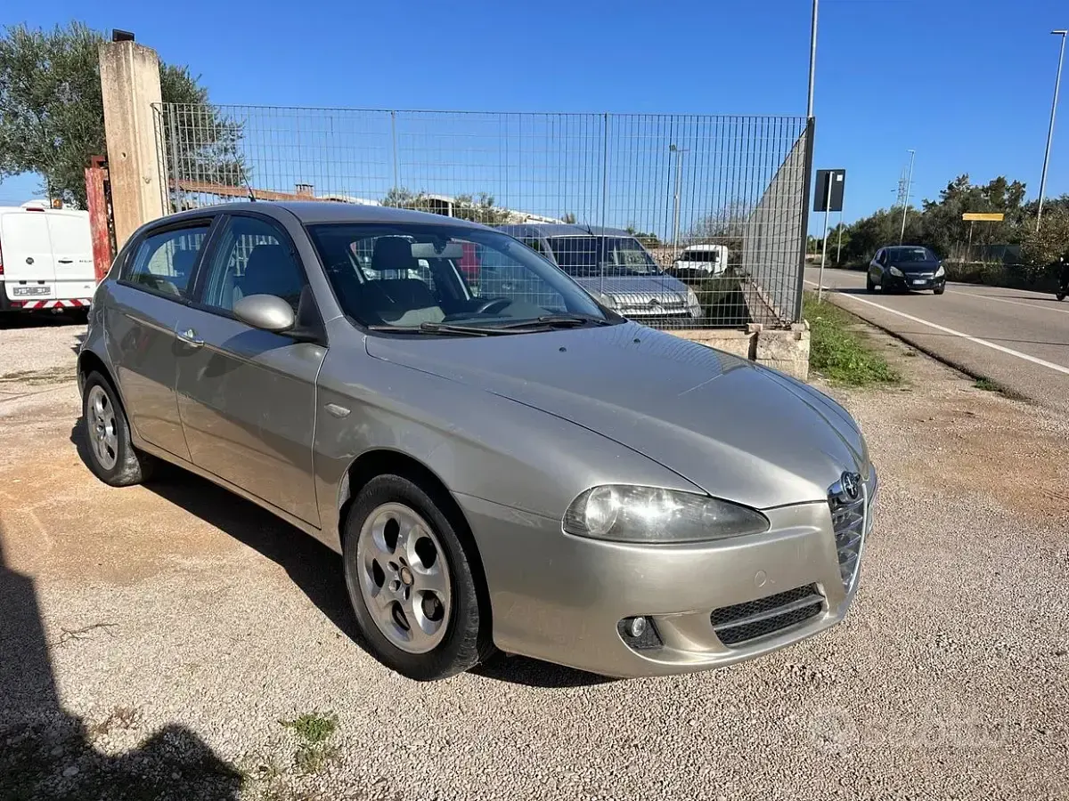 Usata Alfa Romeo 147 120 CV (88 kW) 2006 Grigio Utilitaria