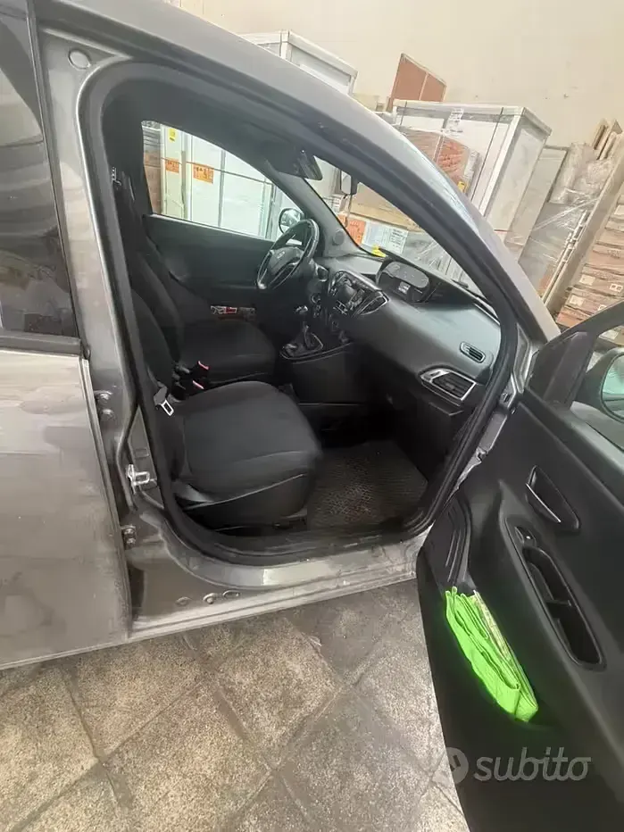 Usata Lancia Ypsilon 95 CV (69 kW) 2018 Grigio Utilitaria