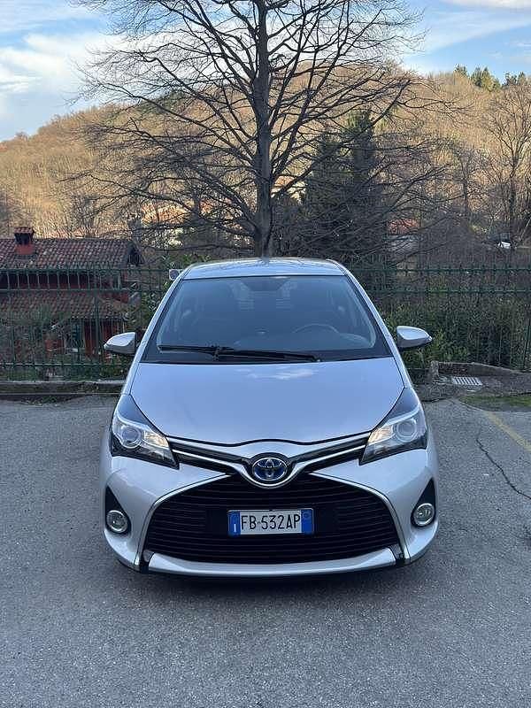 Usata Toyota Yaris Hybrid Active 75 CV (55 kW) 2015 Berlina