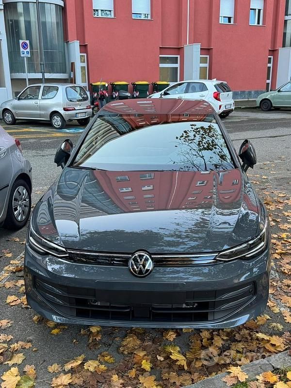 Grigio Usata 2024 VW Golf VIII Tre volumi | 25.000 € (Ottimo prezzo) - Immagine 1/4