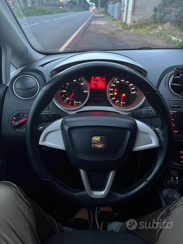 Usata Seat Ibiza 90 CV (66 kW) 2011 Nero Berlina