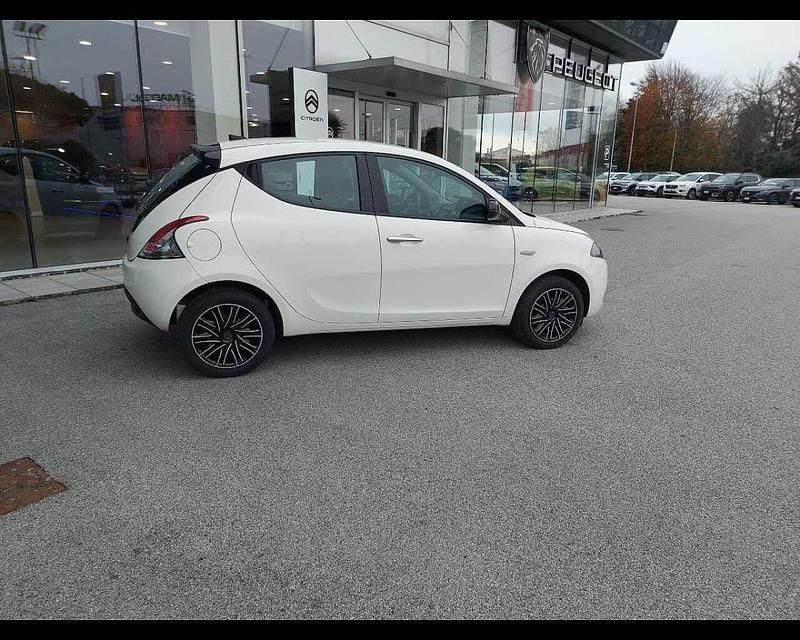 Usata Lancia Ypsilon Gold 69 CV (50 kW) 2023 Bianco Utilitaria