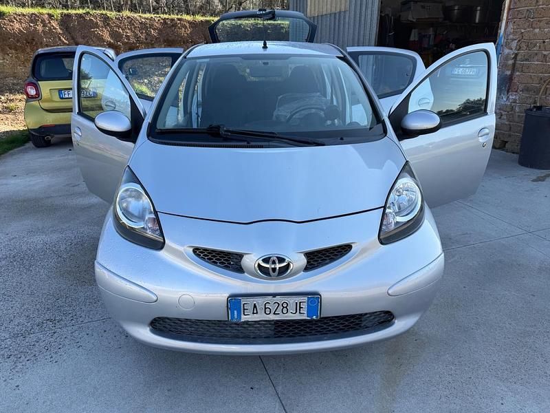 Usata Toyota Aygo 67 CV (49 kW) 2008 Argento Utilitaria