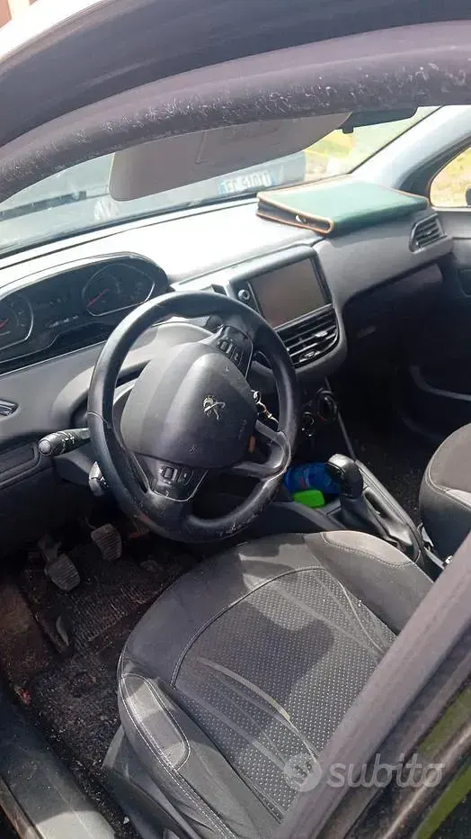 Usata Peugeot 208 68 CV (50 kW) 2013 Nero Utilitaria