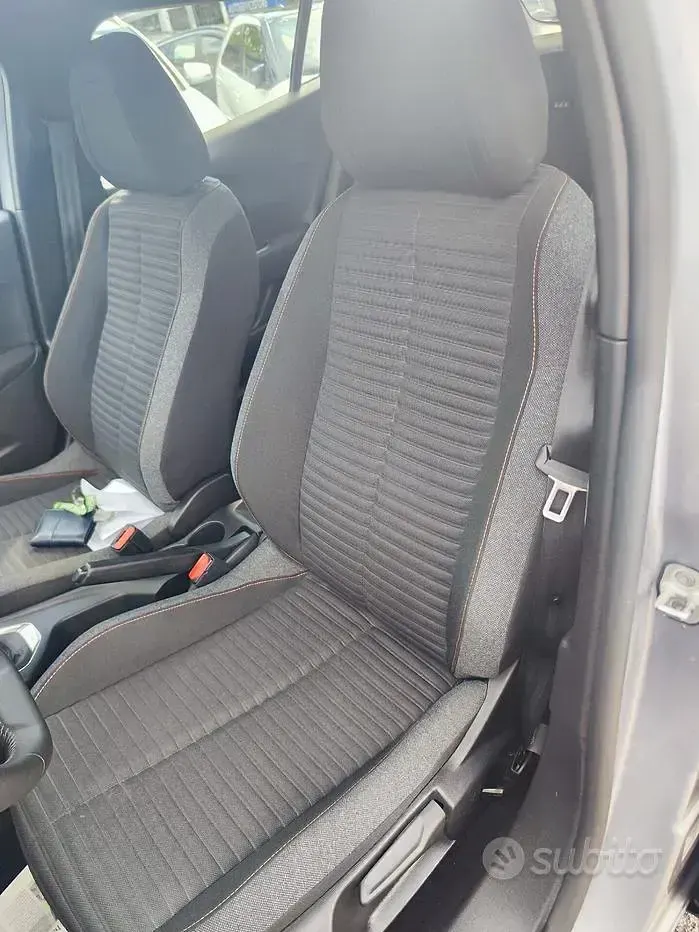 Usata Peugeot 2008 Active 101 CV (74 kW) 2023 Grigio SUV