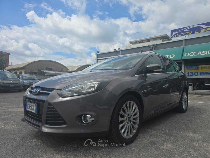 Gray Usata 2012 Ford Focus Tre volumi | 6900 € (Molto cara) - Immagine 1/4