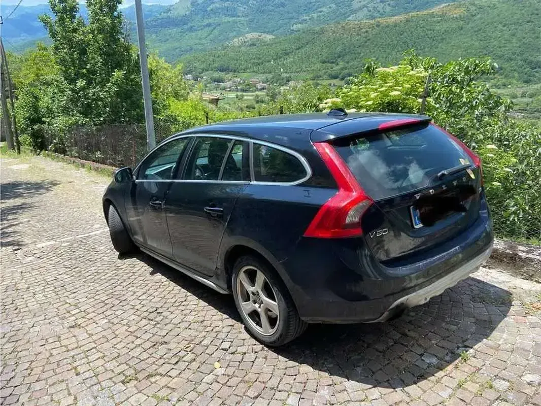Usata Volvo V60 Momentum 163 CV (119 kW) 2011 Nero Station wagon