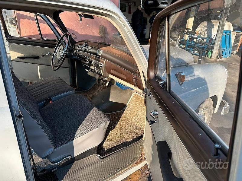 Usata Mercedes C180 1990 Grigio Cabrio