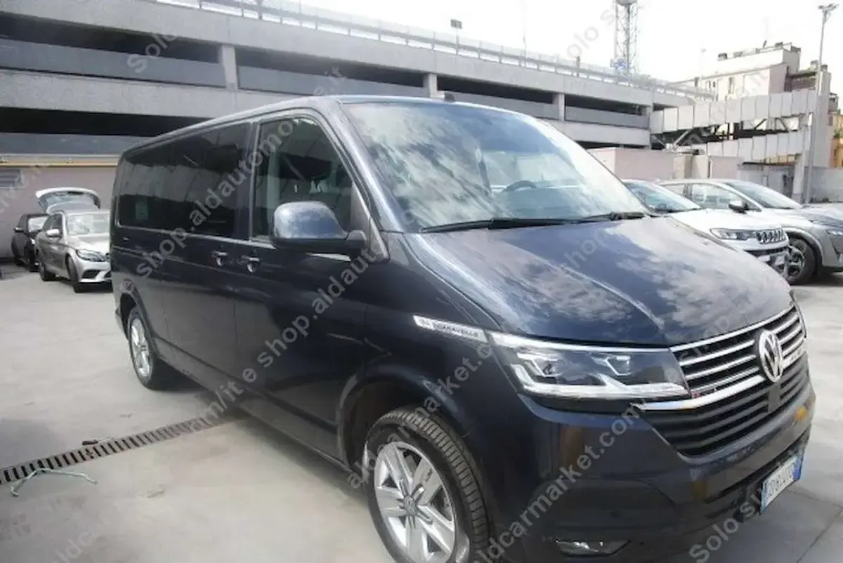 Usata VW Caravelle 199 CV (146 kW) 2020 Blu starlight metallizzato Furgone