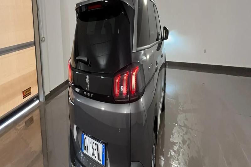 Usata Peugeot 5008 Allure 131 CV (96 kW) 2024 Grigio platinium SUV