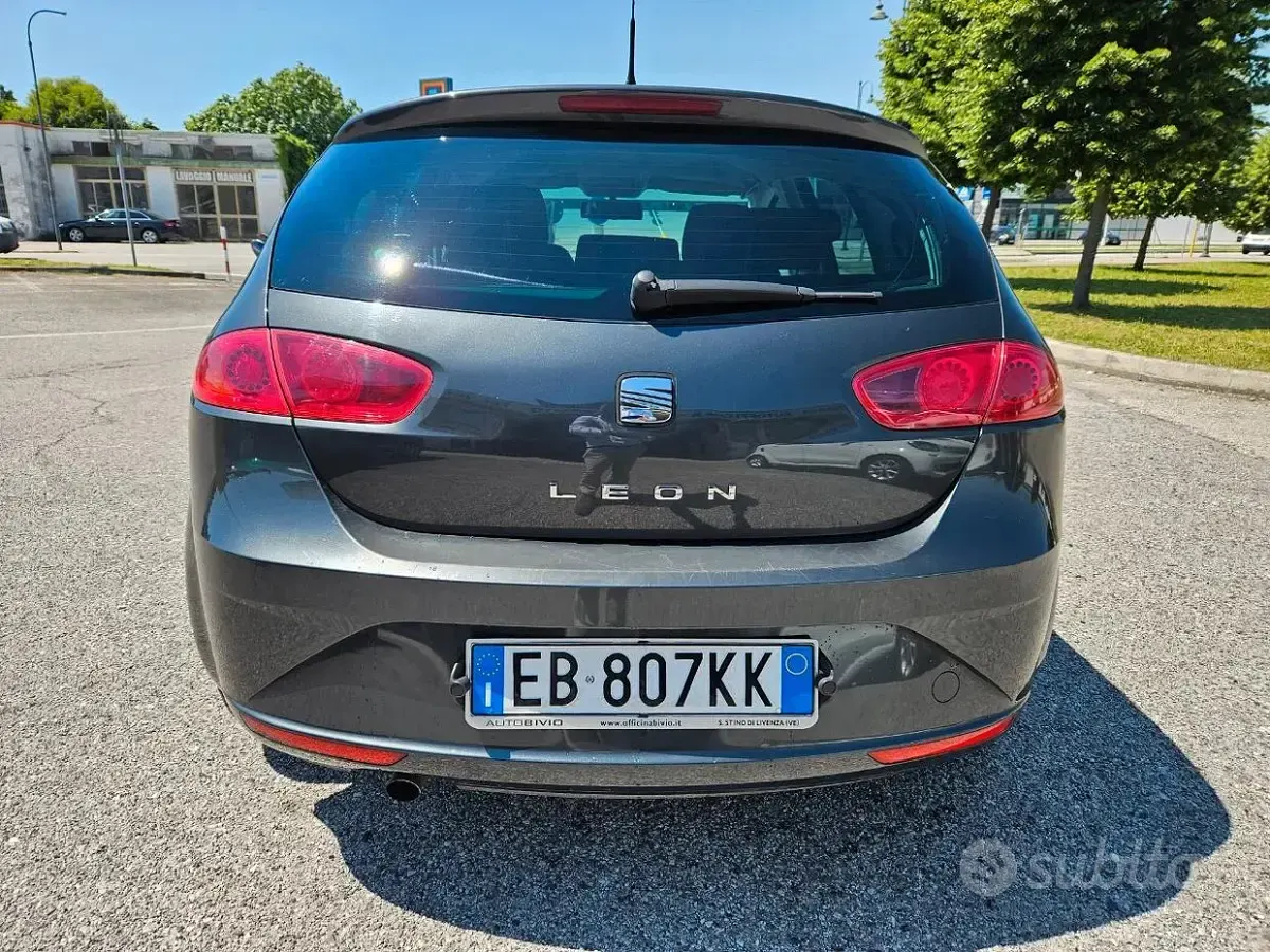 Usata Seat Leon Sport 105 CV (77 kW) 2010 Grigio Utilitaria