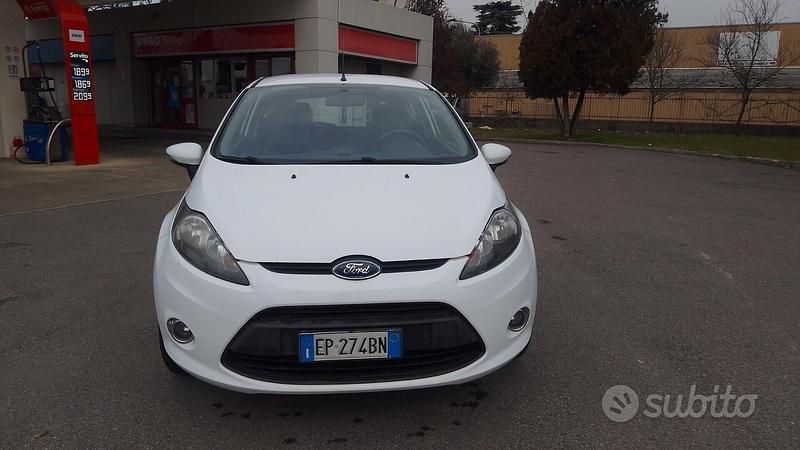 Usata Ford Fiesta 60 CV (44 kW) 2012 Bianco Utilitaria