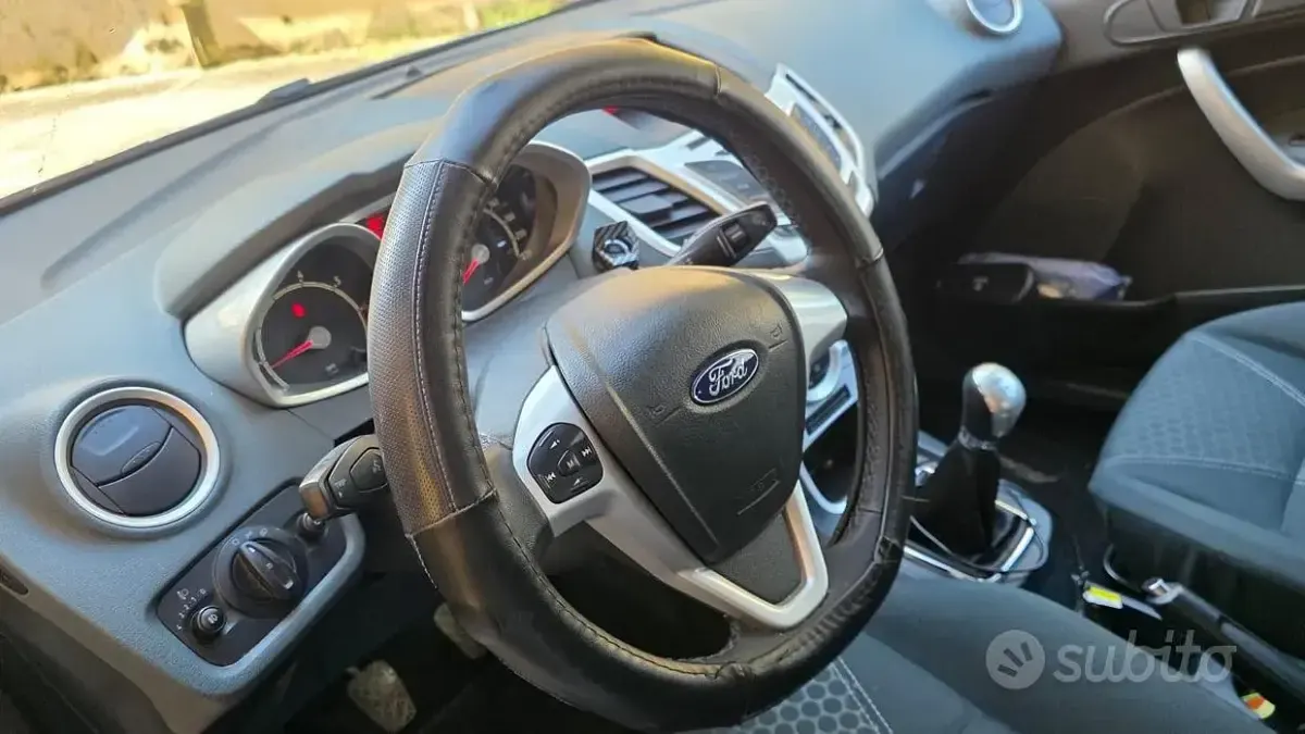 Usata Ford Fiesta 82 CV (60 kW) 2010 Bianco Berlina