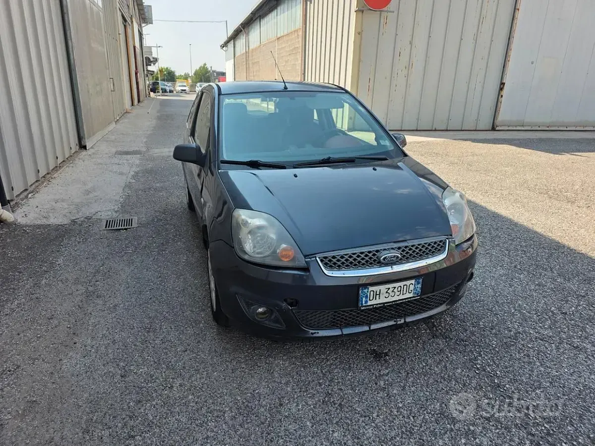 Usata Ford Fiesta Ghia 68 CV (50 kW) 2007 Grigio Utilitaria