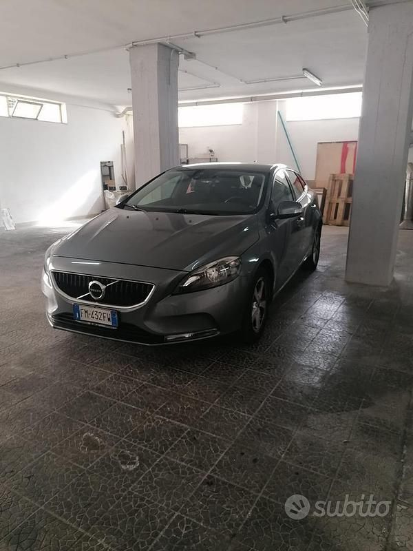 Grigio Usata 2018 Volvo V40 Tre volumi | 13.000 € (Buon prezzo) - Immagine 1/4