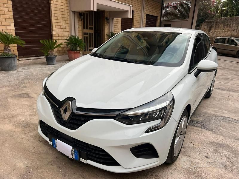 Używany Renault Clio V Business 100 KM (73 kW) 2021 Biały Sedan/Limuzyna