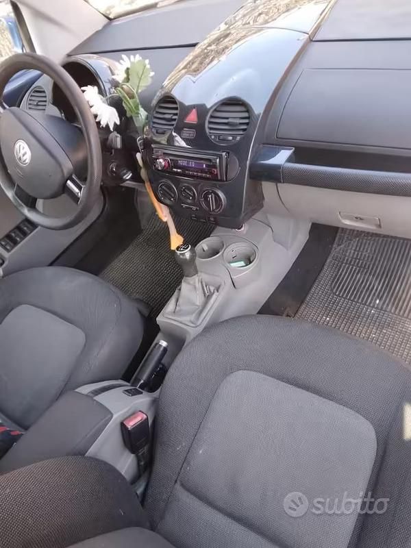 Usata VW New Beetle 105 CV (77 kW) 2005 Blu Utilitaria