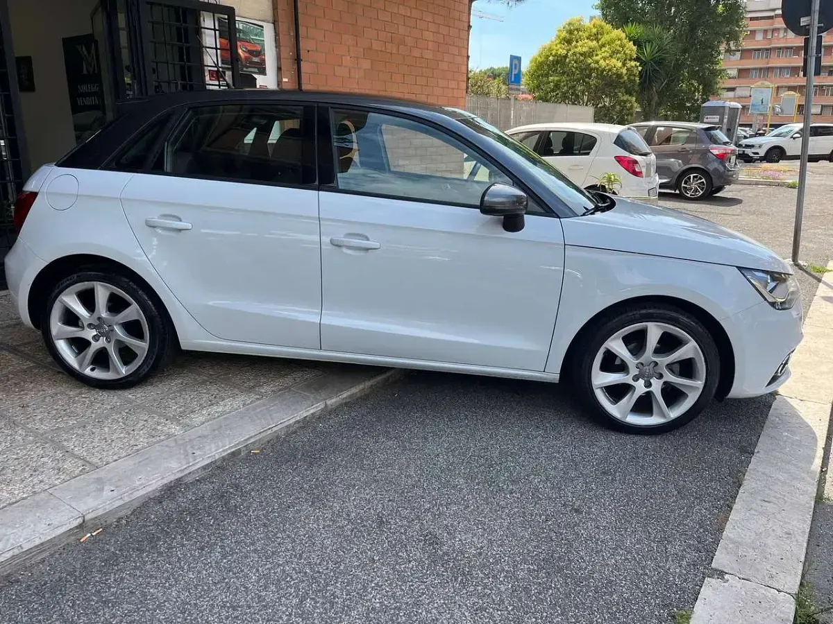 Usata Audi A1 Sportback Ambition 86 CV (63 kW) 2012 Bicolore Utilitaria