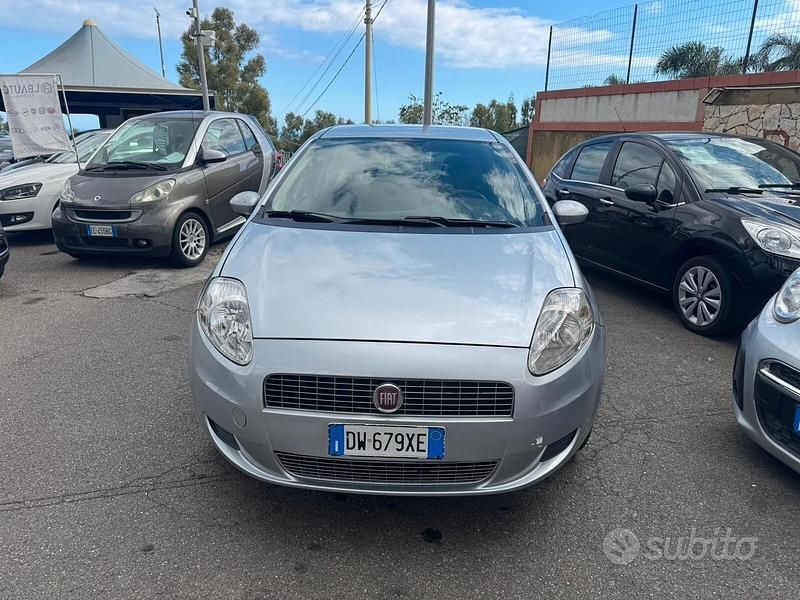 Grigio Usata 2009 Fiat Grande Punto Due volumi | 4000 € (Molto cara) - Immagine 1/4