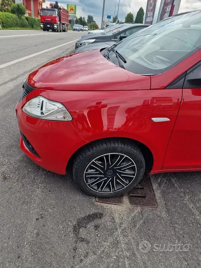 Usata Lancia Ypsilon Gold 69 CV (50 kW) 2018 Rosso Utilitaria