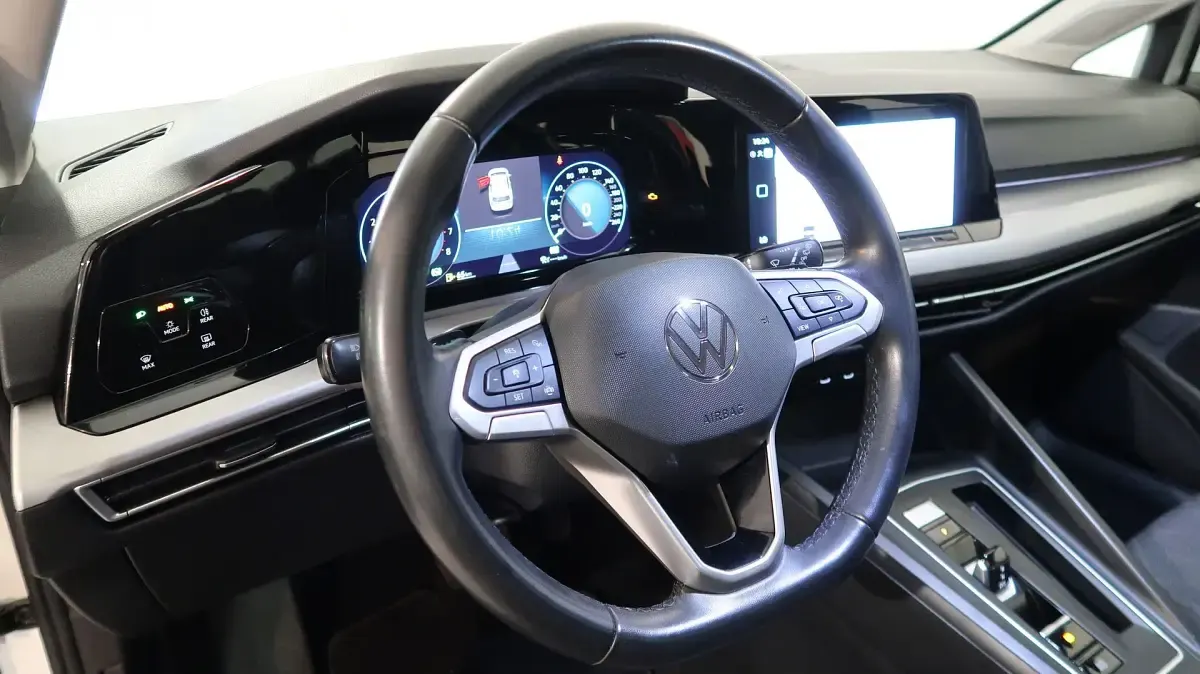 Usata VW Golf VIII Life 131 CV (96 kW) 2023 Bianco Utilitaria