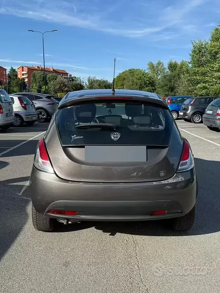 Usata Lancia Ypsilon 69 CV (50 kW) 2012 Grigio Utilitaria