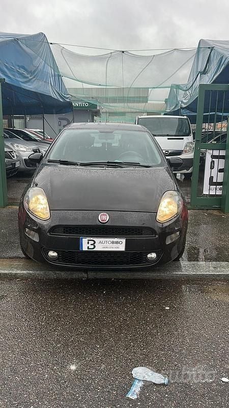 Nero Usata 2016 Fiat Punto Lounge Tre volumi | 5900 € (Buon prezzo) - Immagine 1/4