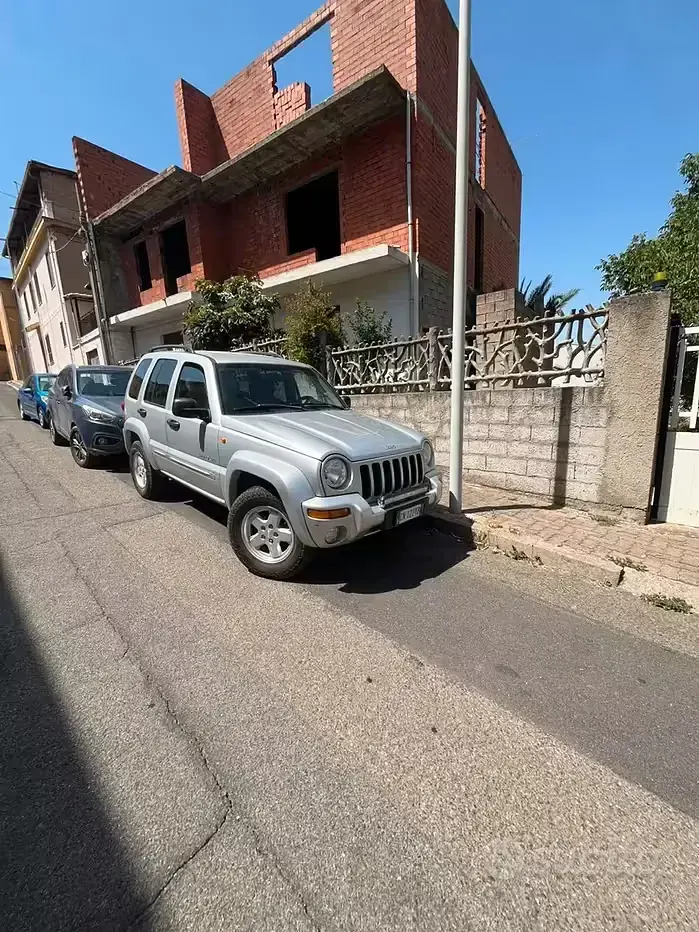 Usata Jeep Cherokee 143 CV (105 kW) 2004 Grigio SUV