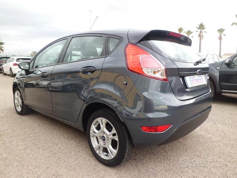 Usata Ford Fiesta 97 CV (71 kW) 2013 Verde Utilitaria