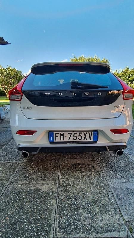 Usata Volvo V40 150 CV (110 kW) 2018 Bianco Berlina