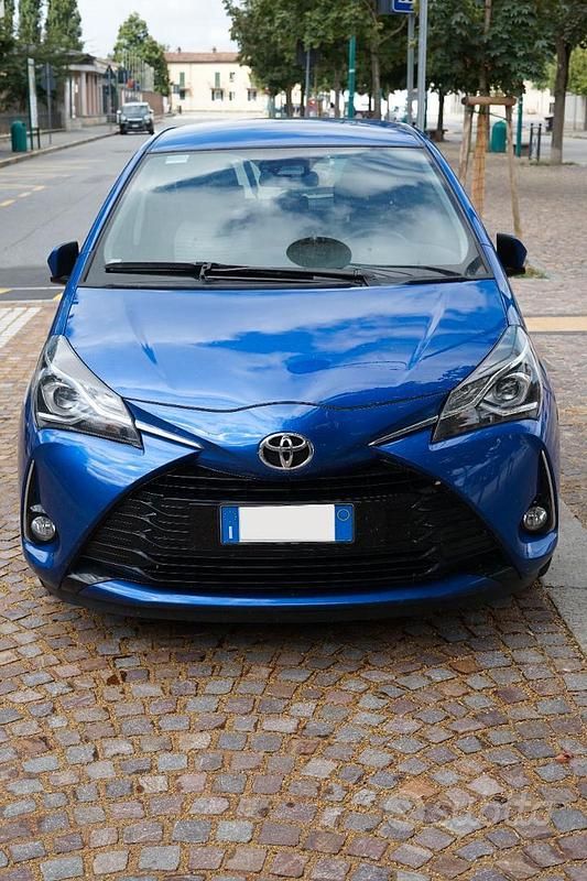 Usata Toyota Yaris Active 69 CV (50 kW) 2018 Blu Utilitaria