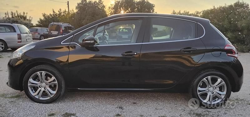 Usata Peugeot 208 Active 68 CV (50 kW) 2014 Nero Utilitaria