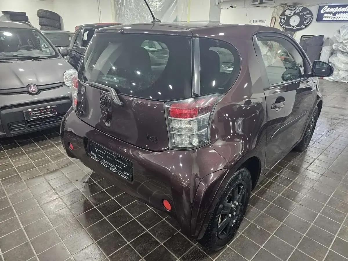 Usata Toyota iQ BlackLine 68 CV (50 kW) 2010 Metallic bronze Utilitaria