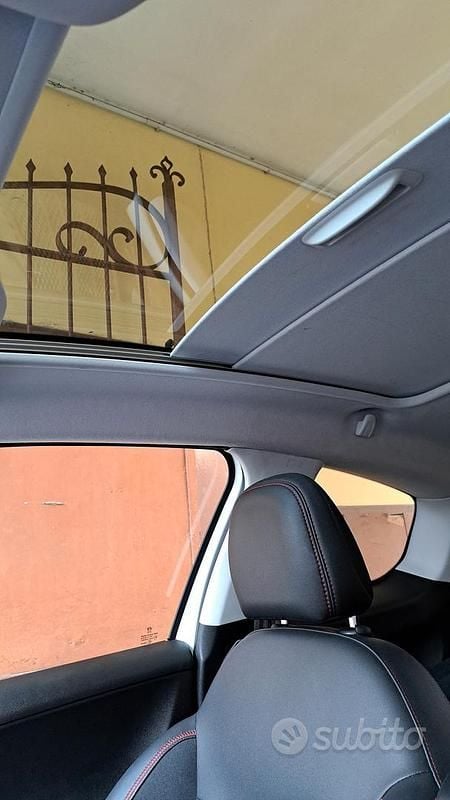 Usata Peugeot 208 GT-line 110 CV (80 kW) 2016 Bianco Utilitaria