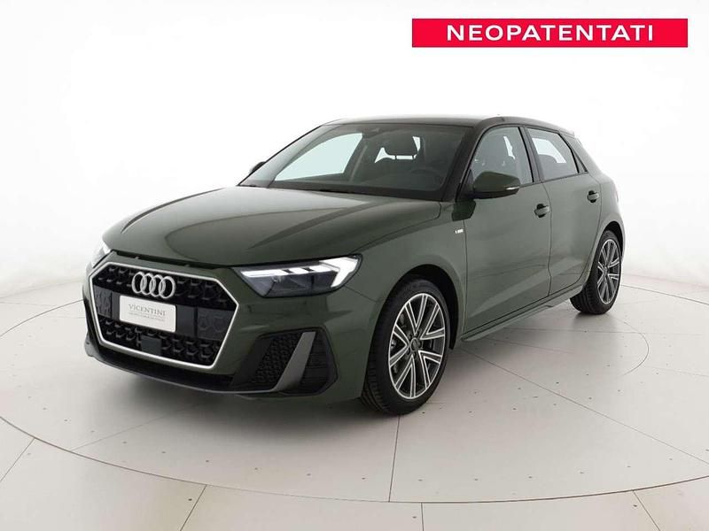 Verde distretto metallizzato n Nuova 2025 Audi A1 Sportback S-Line Due volumi | 30.600 € (Cara) - Immagine 1/4