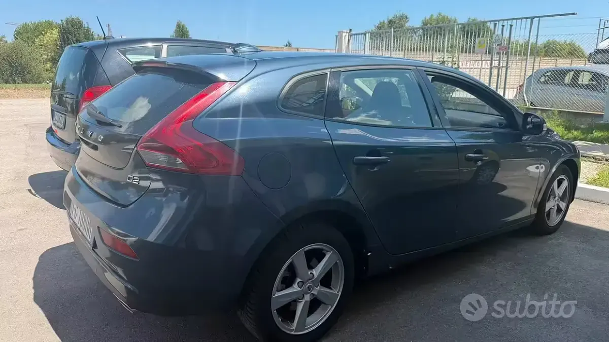 Usata Volvo V40 120 CV (88 kW) 2016 Grigio Berlina