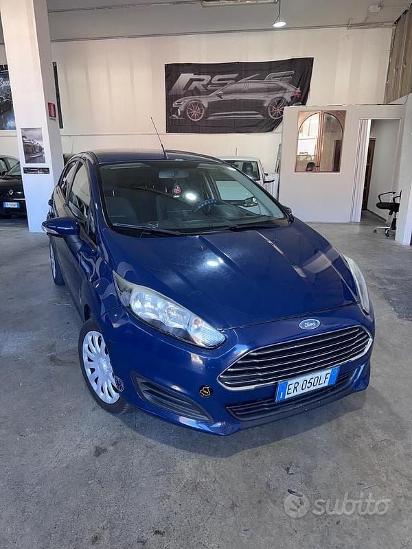Blu Usata 2013 Ford Fiesta Titanium Tre volumi | 3080 € (Super prezzo) - Immagine 1/4