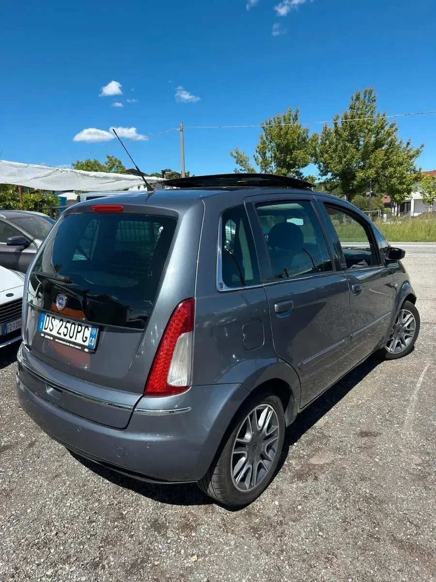 Usata Lancia Musa 95 CV (69 kW) 2008 Grigio Monovolume
