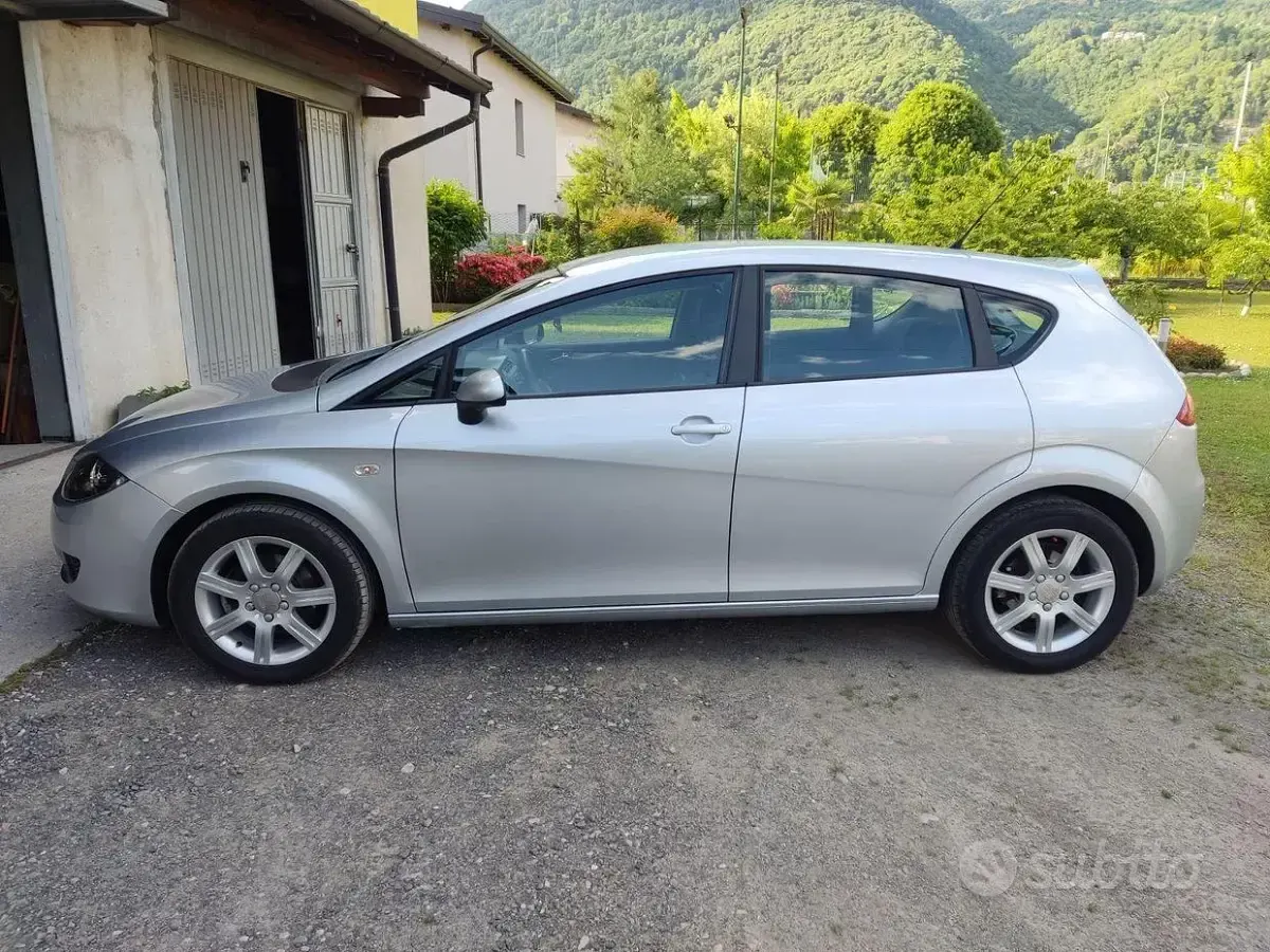 Usata Seat Leon 90 CV (66 kW) 2008 Grigio Utilitaria