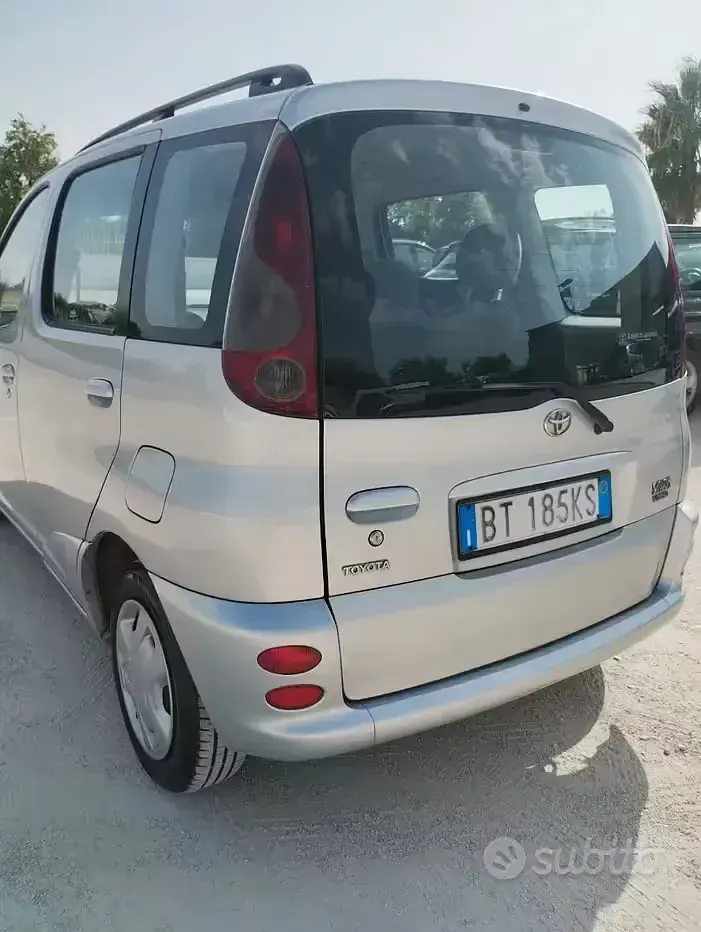 Usata Toyota Yaris 75 CV (55 kW) 2002 Grigio Monovolume